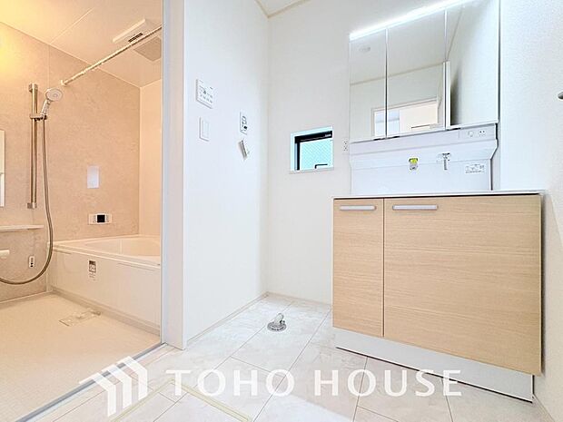 お家の中でも特にプライベートスペースとなる洗面所は、洗濯場所と浴室を同じ空間でまとめております。