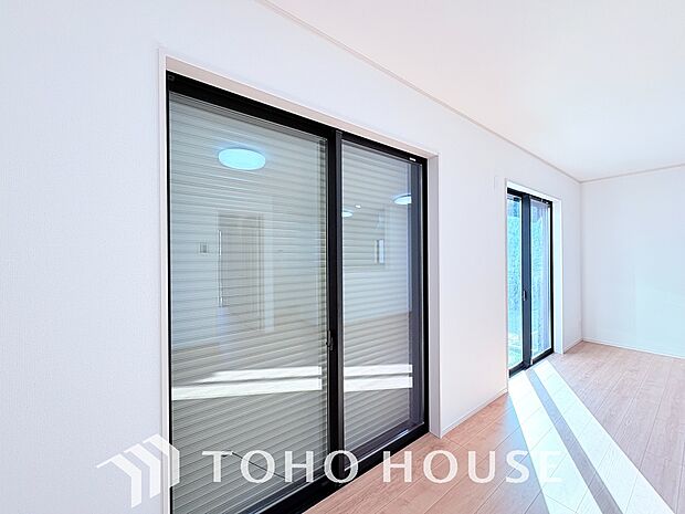 戸建にも防犯機能のシャッターを完備しております。寒い冬でも中から開閉がラクラクな所も便利です。