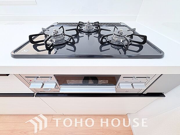 3口コンロは一度に複数のお料理を作ることができるメリットがあります。毎日のキッチンタイムを効率よく。