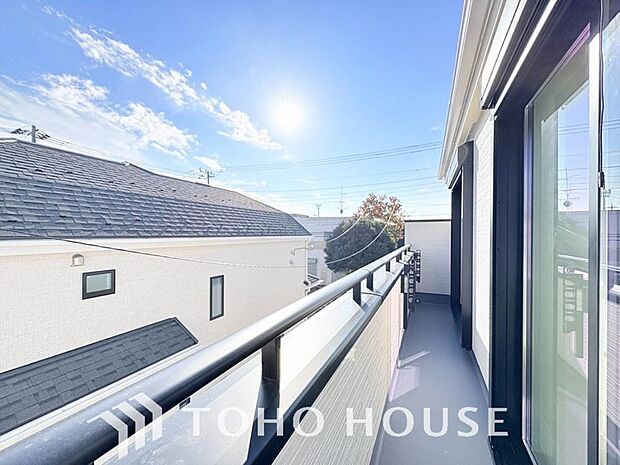 その豊かな眺望にふさわしい空間には、通風　採光にも優れ、心地よい光と風があふれています。