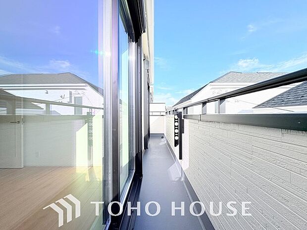 頬をなでる優しい風を感じることが出来るバルコニー。つい深呼吸をしたくなる気持ちの良い眺望です。