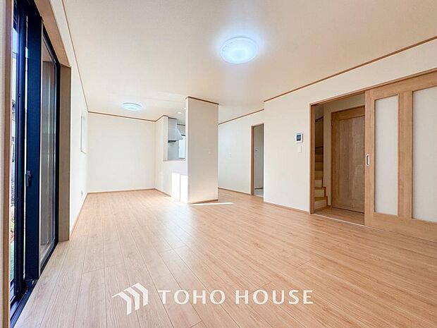 明るく穏やかな空気の中で飲んだり、食べたり、笑ったり。一日の中で多くの時間を過すことになるリビング。