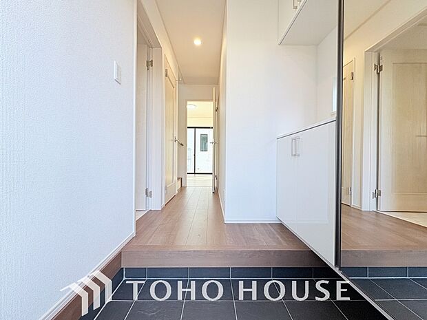 人を迎え入れる最初の場所だからこそ、清潔感がある空間にして頂ける様シューズボックスを設置しました。