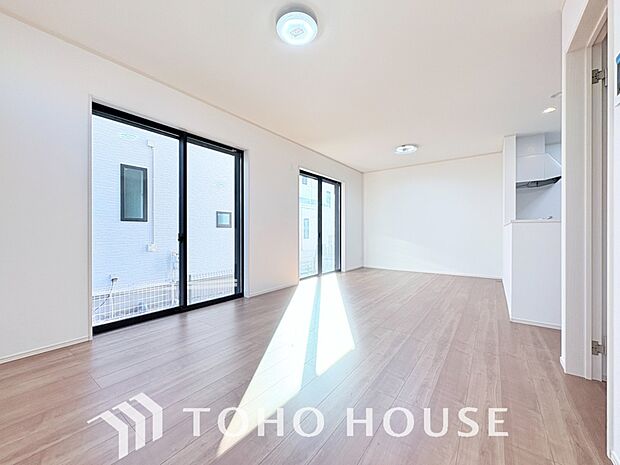 リビングも広く設け、訪れる人々を暖かく迎えてくれます。