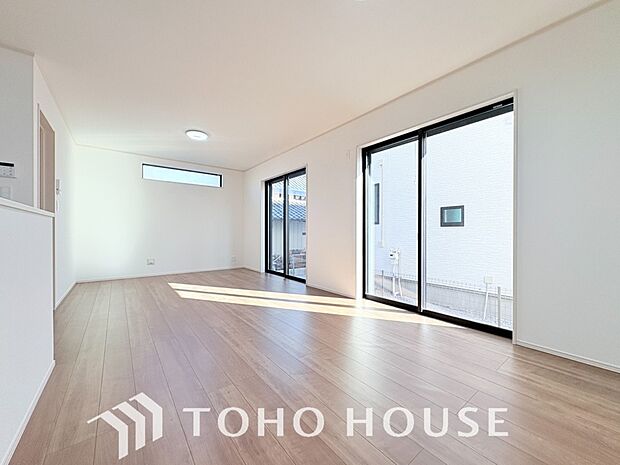 光が注がれる青い空から鮮やかに赤色にゆっくりと染まる。そんな優しい時間がここでは流れてゆく。