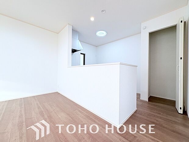 夫婦そろってキッチンに立っても調理がしやすく余裕の広さ。家事をしながら会話も弾みます。