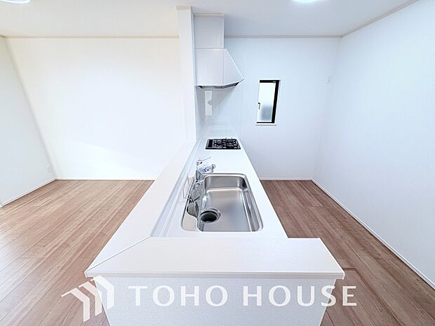 キッチンの収納は、デッドスペースになりやすい箇所を有効活用できる、スライド式収納を採用しました。