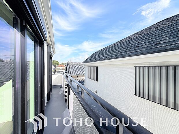 その豊かな眺望にふさわしい空間には、通風・採光にも優れ、心地よい光と風があふれています。