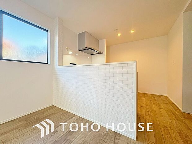 大型の冷蔵庫やレンジボードもしっかり置ける広々としたキッチンスペース。