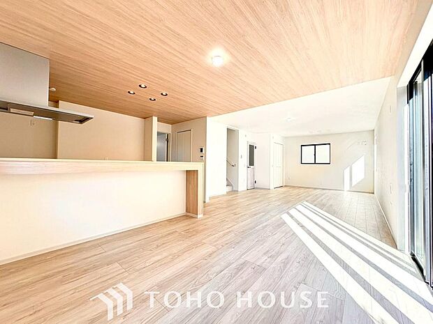 リビングも広く設け、訪れる人々を暖かく迎えてくれます。