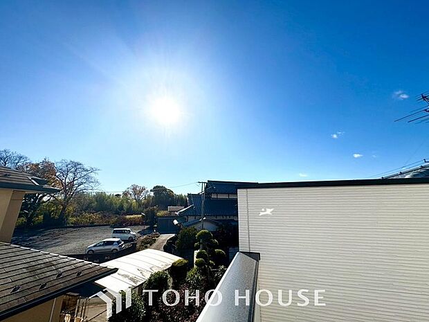 その豊かな眺望にふさわしい空間には、通風・採光にも優れ、心地よい光と風があふれています。