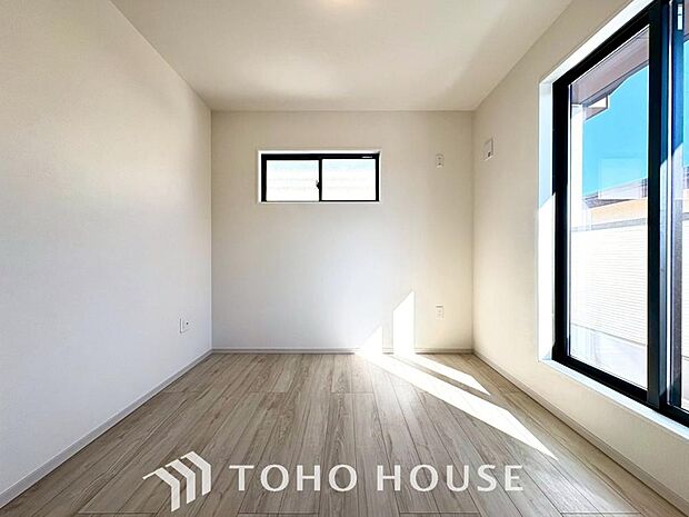 家具の配置のし易い室内です。趣味の部屋としても充分な広さを確保しております。