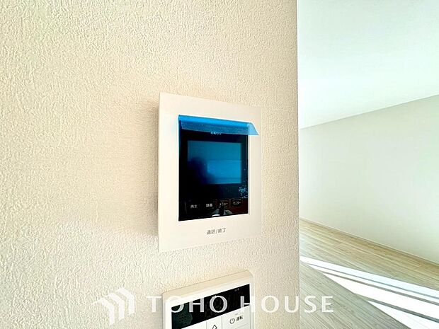 誰が来てもわかる様にモニター付きインターホンを設置。家事導線を考慮した個所に設置し、防犯性と利便性に優れ快適と安らぎを合わせた優しい設計。