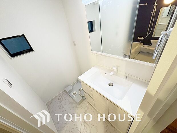 平日の朝であっても、落ち着きとくつろぎを感じられる空間。気持ちよく身だしなみを整えられます。