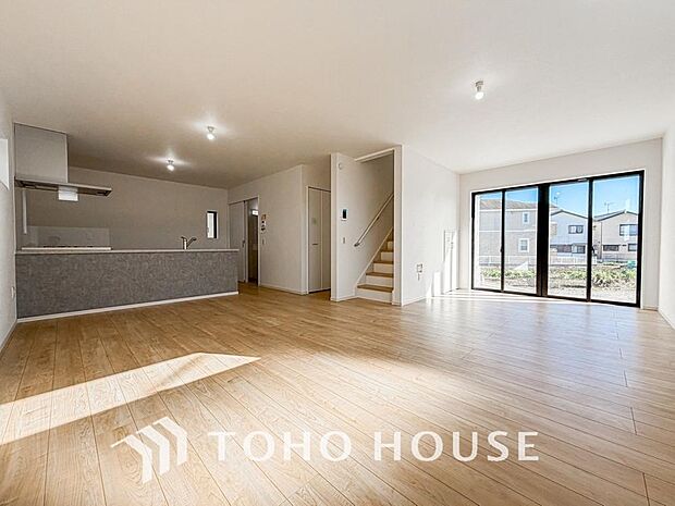 光と風があふれる開放的なリビングダイニングには自然と家族みんなが集まってきます。