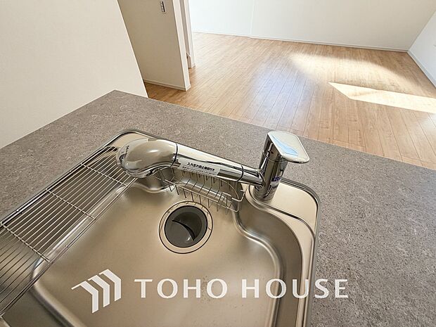 安全でおいしい水を手軽に。ボタンひとつで浄水と原水に切り替えられる浄水器一体型水洗を使用。