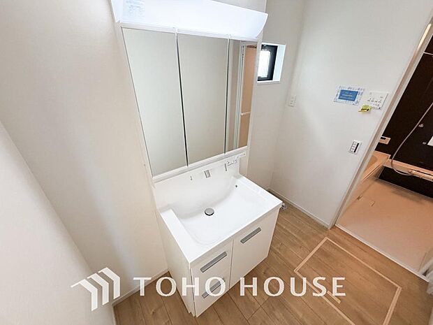 身だしなみのチェックがしやすい大きな鏡、下には収納がたっぷり。スッキリとした空間を演出いたします。