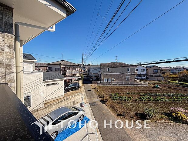 星空が地上に映りこむかのような夜景のきらめきまで、この街ならではの美しい風景の物語が室内に展開。