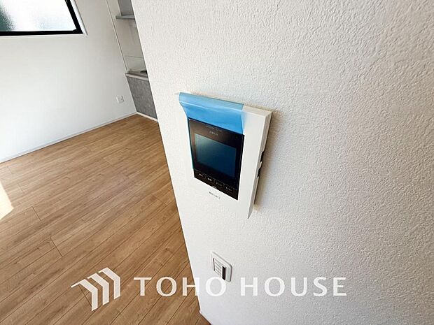 誰が来てもわかる様にモニター付きインターホンを設置。家事導線を考慮した個所に設置し、防犯性と利便性に優れ快適と安らぎを合わせた優しい設計。