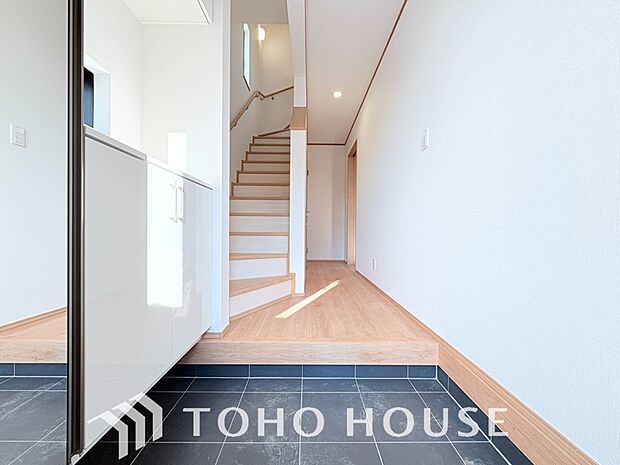 人を迎え入れる最初の場所だからこそ、清潔感がある空間にして頂ける様シューズボックスを設置しました。