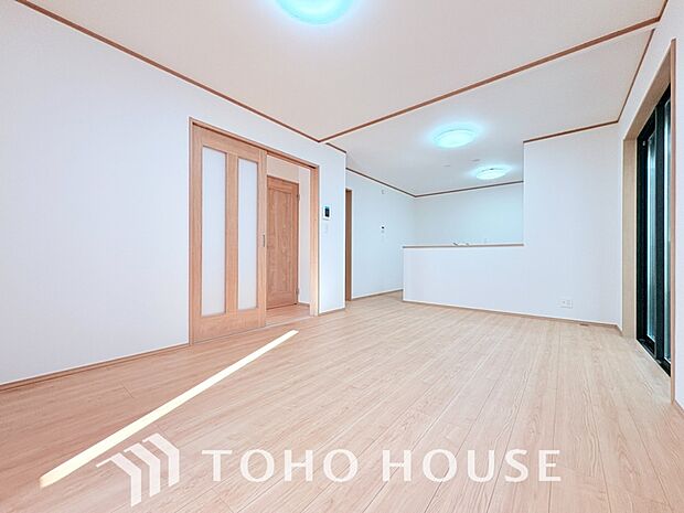 光が注がれる青い空から鮮やかに赤色にゆっくりと染まる。そんな優しい時間がここでは流れてゆく。