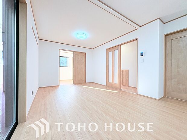 リビングも広く設け、訪れる人々を暖かく迎えてくれます。