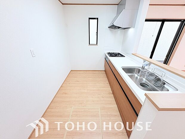 キッチンの収納は、デッドスペースになりやすい箇所を有効活用できる、スライド式収納を採用しました。