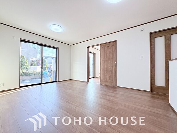 光が注がれる青い空から鮮やかに赤色にゆっくりと染まる。そんな優しい時間がここでは流れてゆく。