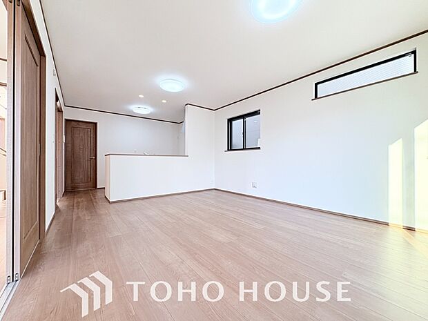 リビングも広く設け、訪れる人々を暖かく迎えてくれます。