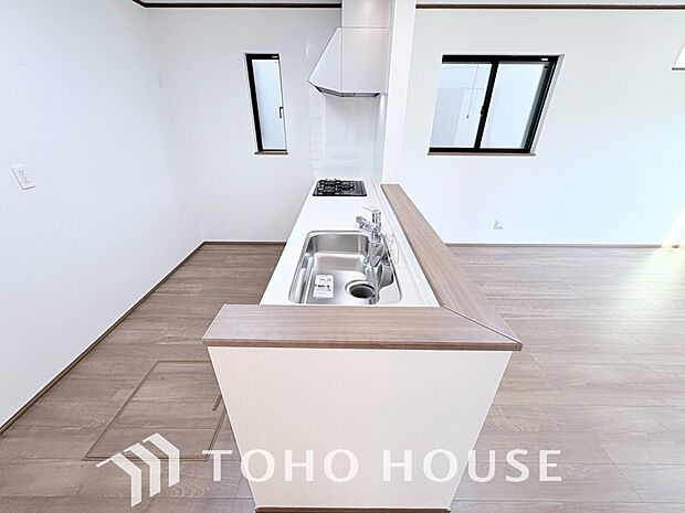 キッチンの収納は、デッドスペースになりやすい箇所を有効活用できる、スライド式収納を採用しました。