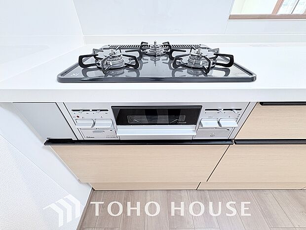 3口コンロは一度に複数のお料理を作ることができるメリットがあります。毎日のキッチンタイムを効率よく。