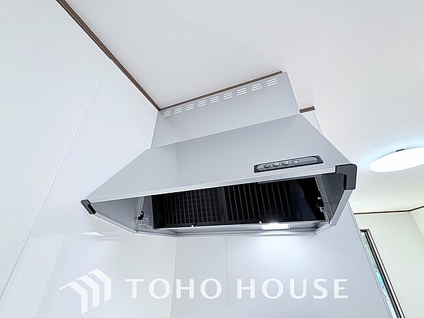 キッチンの換気扇はスタイリッシュなデザインで、日々のお手入れもラクラクな仕様となっております。