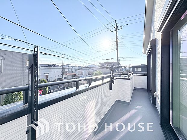 星空が地上に映りこむかのような夜景のきらめきまで、この街ならではの美しい風景の物語が室内に展開。