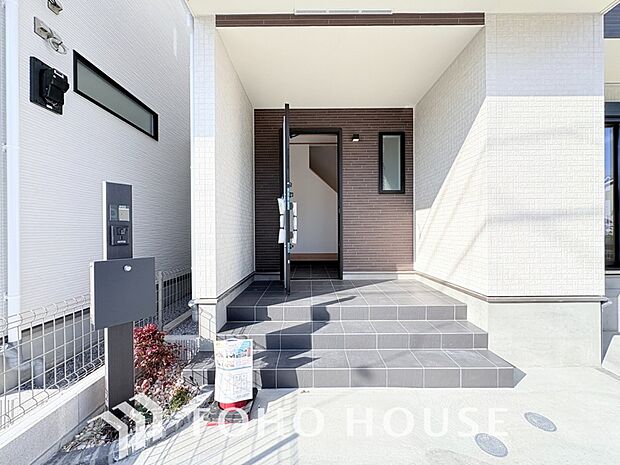 毎日みんなを見送り、そして迎え入れる場所だから。帰りたくなる家をテーマに設計した、自慢の玄関です。