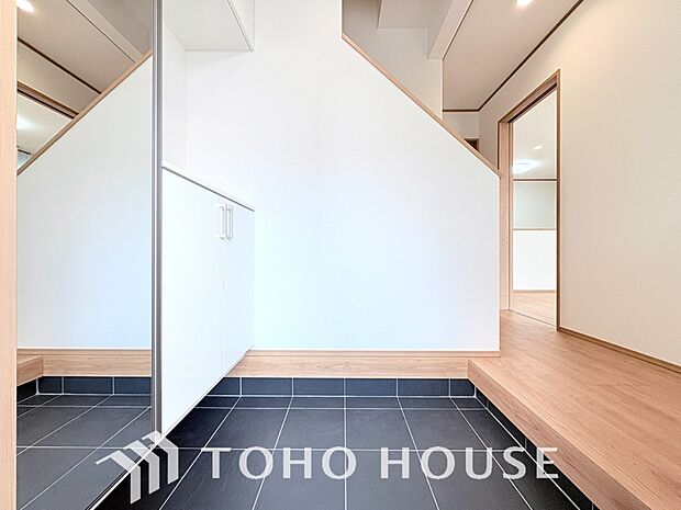 ゲストを招き、家族を迎える玄関は、ディスプレイや照明にこだわってみてはいかがでしょうか。