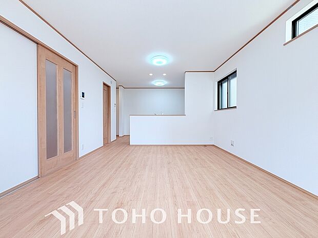 リビングも広く設け、訪れる人々を暖かく迎えてくれます。