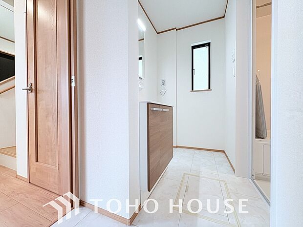 手で洗いたい大切な服など、広く使えると助かる洗面台は汚れの付きにくい形状と素材で造られております。