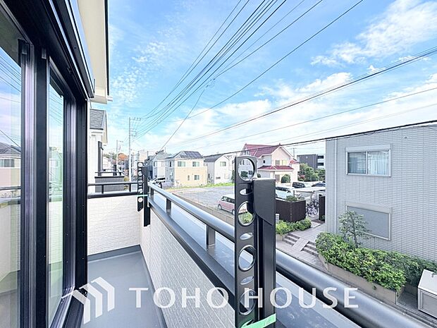 星空が地上に映りこむかのような夜景のきらめきまで、この街ならではの美しい風景の物語が室内に展開。