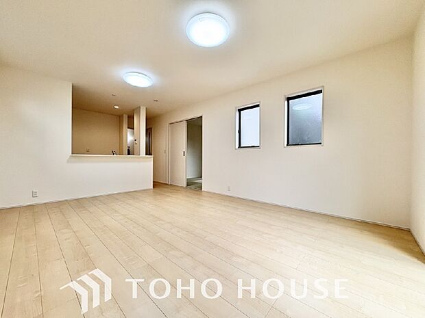 光が注がれる青い空から鮮やかに赤色にゆっくりと染まる。そんな優しい時間がここでは流れてゆく。