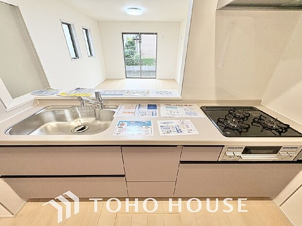 夫婦そろってキッチンに立っても調理がしやすく余裕の広さ。家事をしながら会話も弾みます。