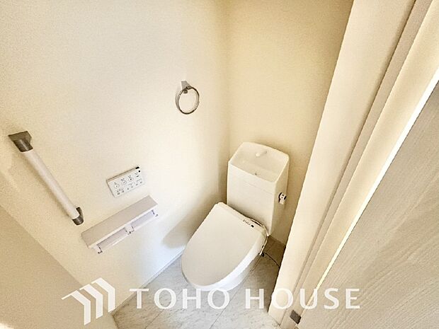 十分な広さと清潔感のあるカラーで纏まったおトイレ。時間に余裕とゆとりを持たせます。