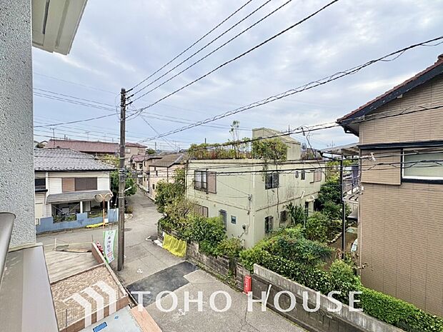 星空が地上に映りこむかのような夜景のきらめきまで、この街ならではの美しい風景の物語が室内に展開。