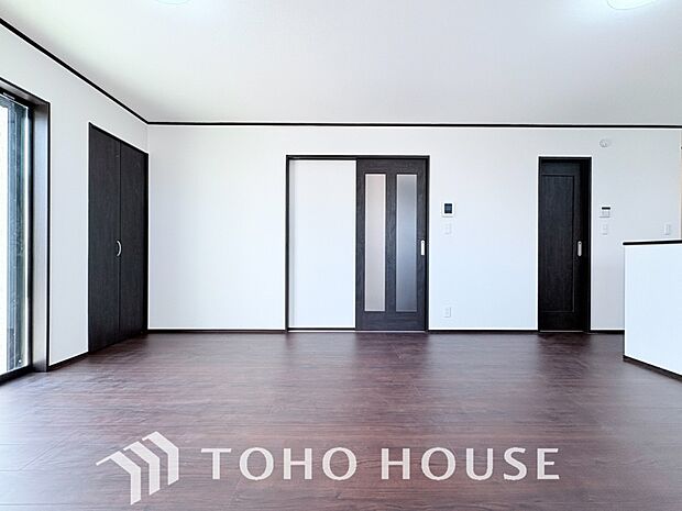 リビングも広く設け、訪れる人々を暖かく迎えてくれます。