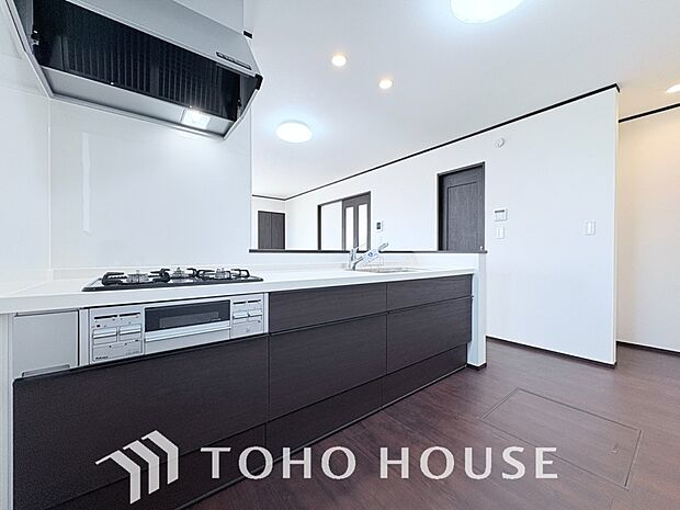 夫婦そろってキッチンに立っても調理がしやすく余裕の広さ。家事をしながら会話も弾みます。