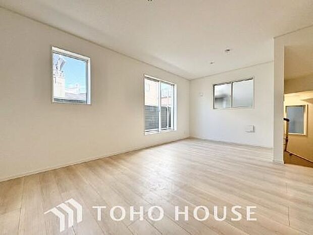 リビングも広く設け、訪れる人々を暖かく迎えてくれます。