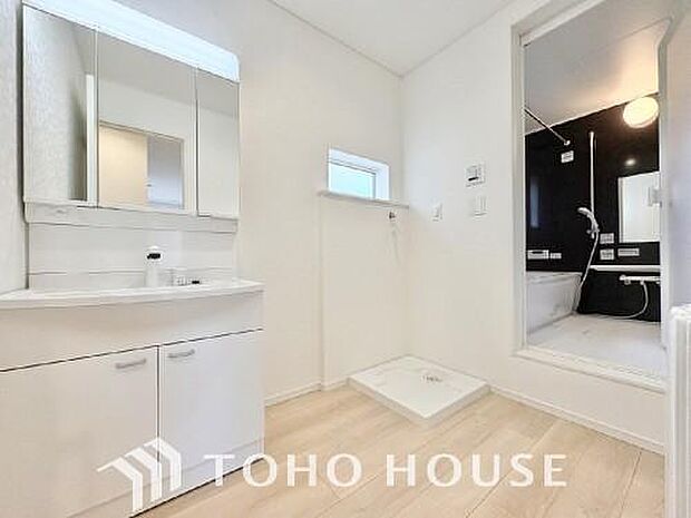 手で洗いたい大切な服など、広く使えると助かる洗面台は汚れの付きにくい形状と素材で造られております。