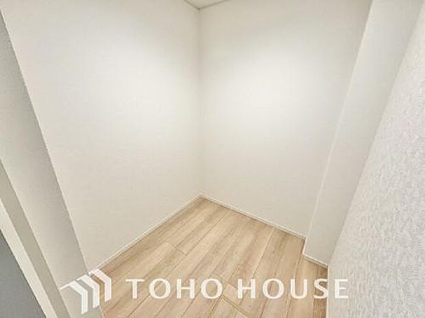 お子様のおもちゃやゴルフバック等、大きなお荷物をお持ちの方やお荷物が多い方でも安心のスペースです。