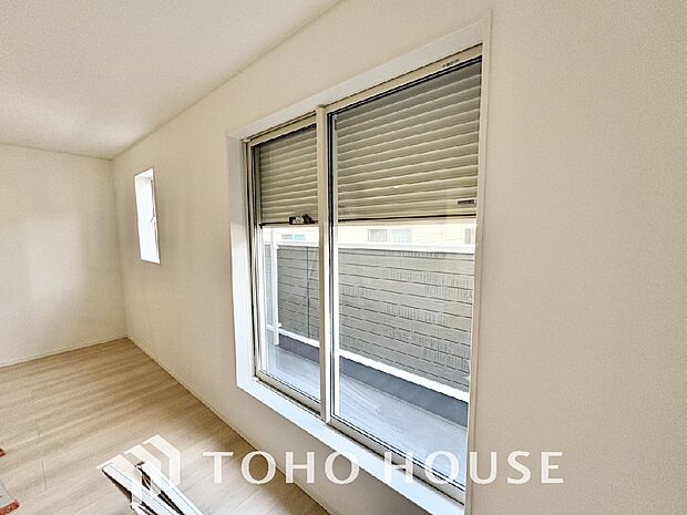 戸建にも防犯機能のシャッターを完備しております。寒い冬でも中から開閉が可能ですのでラクラクな所も便利です。