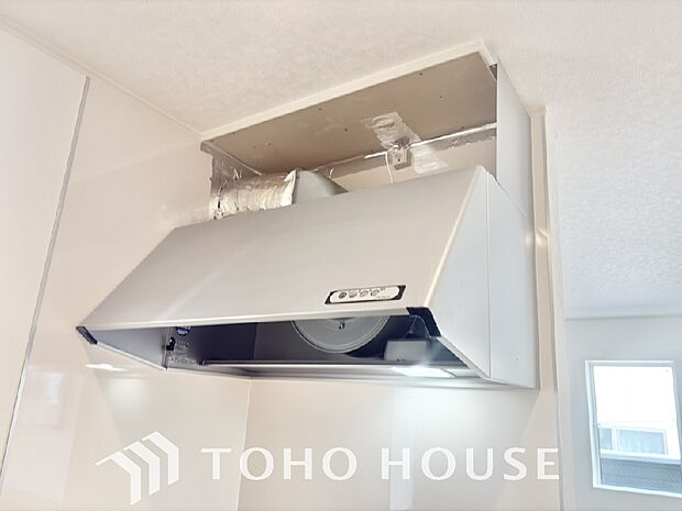 昨今主流のスリムタイプのレンジフード。スタイリッシュな見た目からインテリアとしても人気がある型です。