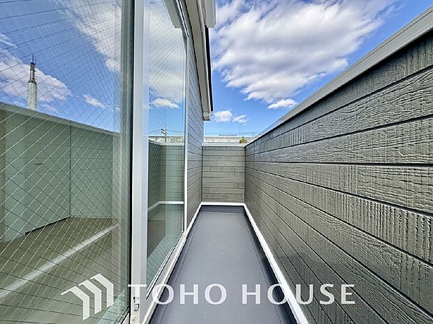 頬をなでる優しい風を感じることが出来るバルコニー。つい深呼吸をしたくなる気持ちの良い眺望です。